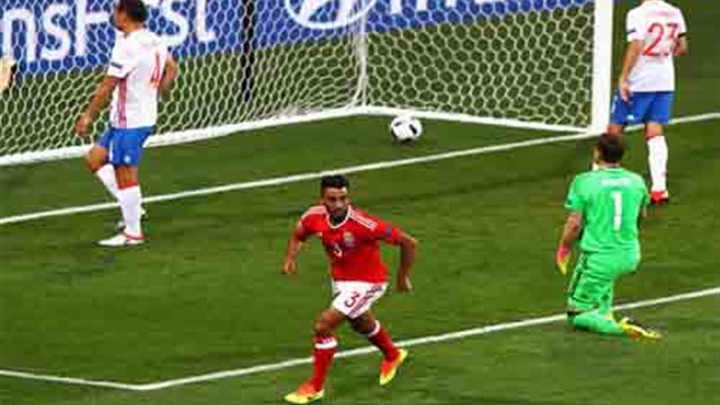 بالصور.. ويلز تسقط