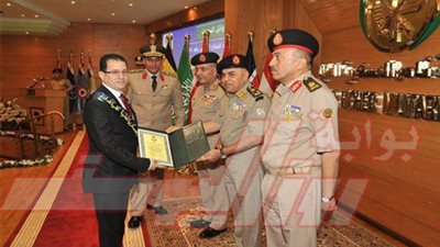 بالصور.. وزير الدفاع يكرم 