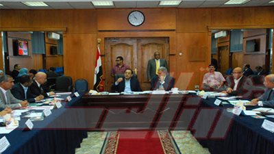 وزير الإسكان يتابع جهود شركات مياه الشرب لحل مشكلات المناطق 