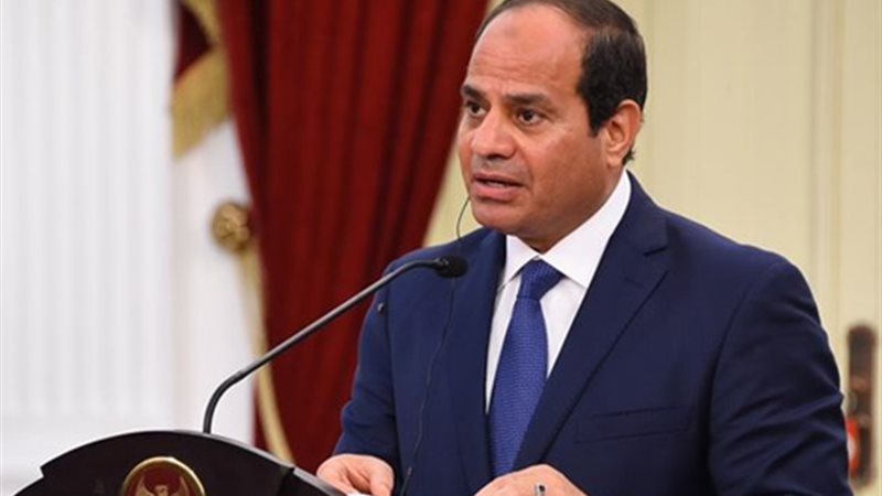 السيسي يصطحب طفلا