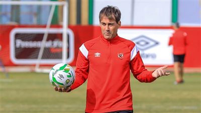 فايلر يتابع مران الأهلي..ويعقد جلسة مع شريف إكرامي