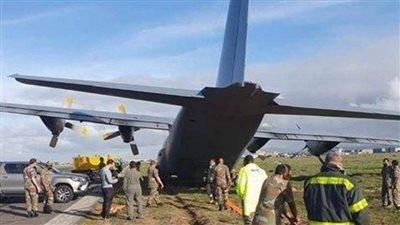 شاهد.. طائرة عسكرية أمريكية تنزلق عن المدرج وتهبط على الأرض الزراعية