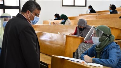 تواجد مستمر لعمداء ووكلاء الكليات لمتابعة الامتحانات بجامعة القناة