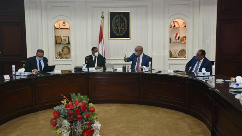 وزير الإسكان ومحافظ