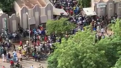 توقف بث التلفزيون الرسمي في مالي بعد اقتحام مئات المتظاهرين لمقره (صور )