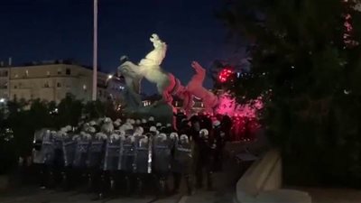 صربيا.. محتجون يقتحمون مبنى البرلمان في بلجراد