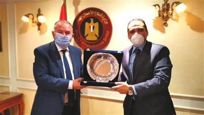 وزير قطاع الأعمال يكرم رئيس القابضة المعدنية السابق