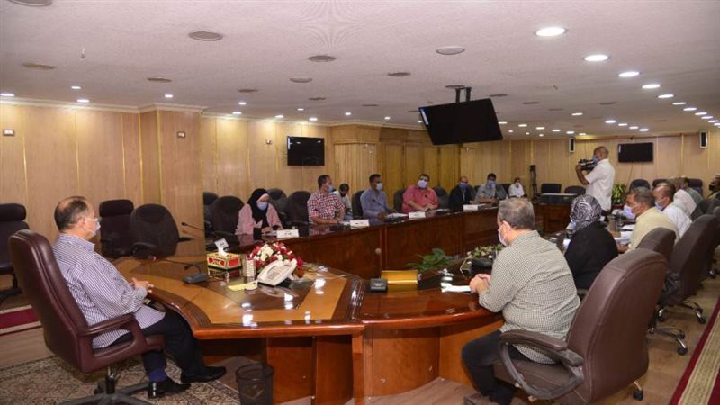 محافظ أسيوط يعقد