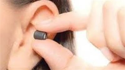 القبض على طالب يروج سماعات صغيرة الحجم للغش عبر الفيس بوك