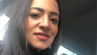 عهود نصر.. أول مصرية تصنع المكياج من مواد طبيعية