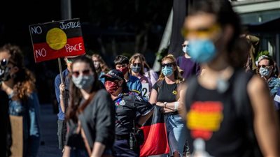  إصابة رجل أسمر البشرة بمسدس صاعق كهربائي للشرطة في نيويورك