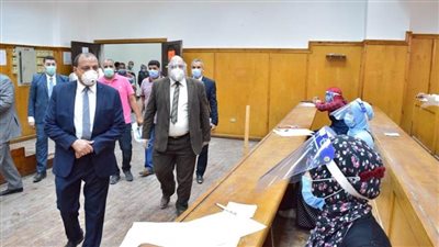 رئيس جامعة بني سويف يتفقد امتحانات كليات مجمع تعليم صناعي 