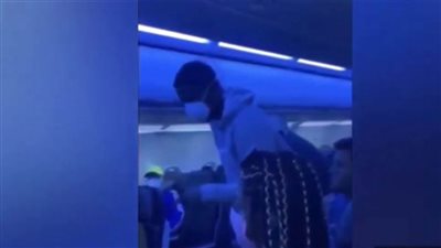 شاهد.. راكب يثير الذعر على متن طائرة أمريكية ويهدد الجميع بالقتل 