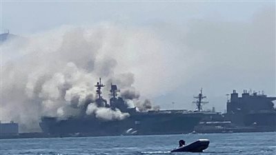 رجال الإطفاء يكافحون حريقا على سفينة حربية أمريكية  وإصابة 18 بحارا