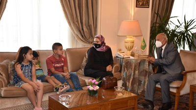 أبو الغيط يستقبل أسرة الشهيد أحمد منسي