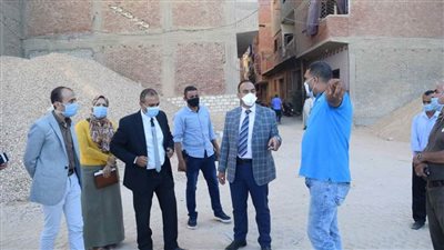 نائب محافظ المنيا يتابع مراجعة رخص البناء بالمركز التكنولوجي