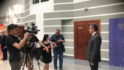 العناني يختتم زيارته لأوكرانيا بعدة لقاءات إعلامية