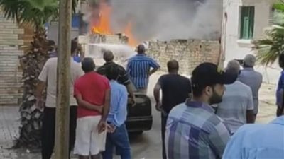 اشتعال النيران في قطعة أرض فضاء غرب الإسكندرية