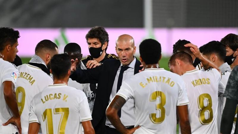 زيدان يتوسط رجاله