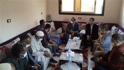 محافظ كفر الشيخ يقدم واجب العزاء في شهيد سيناء بقريته بسيدي سالم