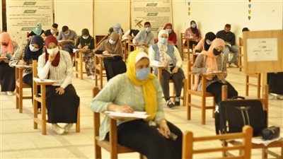 رئيس جامعة المنيا يتفقد لجان امتحان كلية دار العلوم