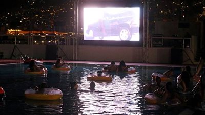 اللبنانيون يبتكرون طرقا جديدة لمشاهدة الأفلام (صور)