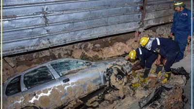 محافظ الإسكندرية يعاين موقع هبوط أرضي وسقوط سيارة داخله