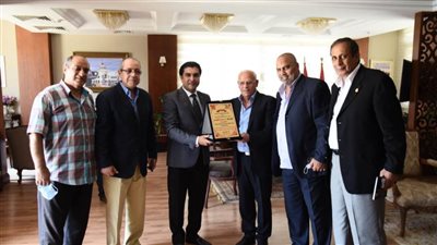 محافظ بورسعيد يستقبل وفد الاتحاد المصري للميني فوتبول