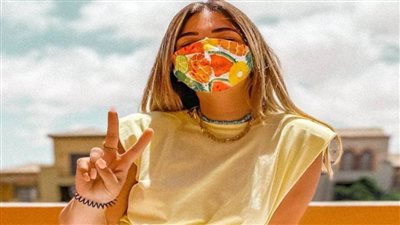 الكمامات الملونة والملابس المشجرة لإطلالة مميزة على البحر