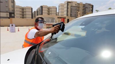 الداخلية تهيب بالمواطنين مالكي المركبات بسرعة التوجه للمرور لتركيب الملصق الإلكتروني