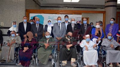 ضمن مبادرة حياة كريمة.. تسليم 17 كرسيا متحركا لذوي الهمم بالقليوبية
