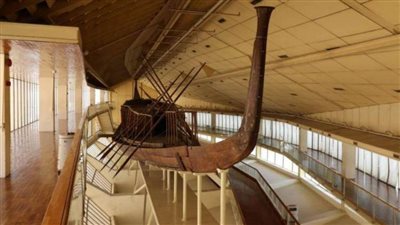 المشرف على المتحف الكبير يبحث استعدادات نقل مركب خوفو من منطقة الهرم الأثرية