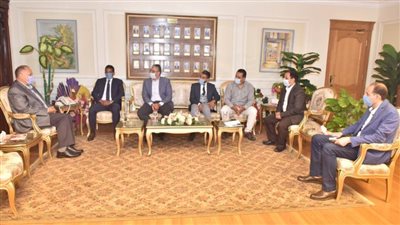 محافظ أسيوط يبحث جذب استثمارات جديدة