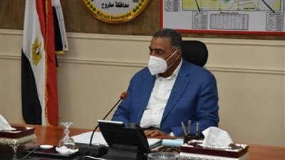 محافظ مطروح يوقّع 5 عقود جديدة لتقنين أراضي مبان لواضعي اليد