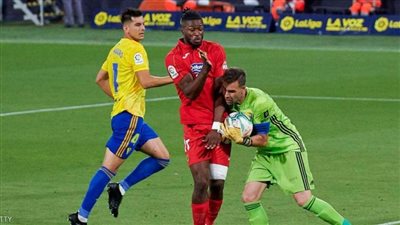 فريق كرة إسباني يسجل 12 إصابة بكورونا