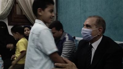 في أول يوم دراسي محافظ كفرالشيخ يرافق نجل شهيد سيناء إلى المدرسة 
