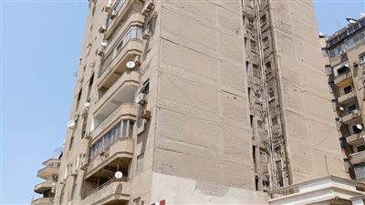 عقار الزمالك.. محافظ القاهرة يطمئن على السكان