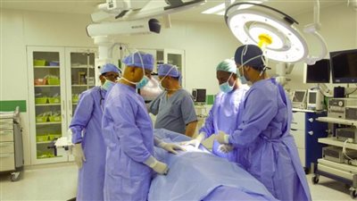 عاجل.. استئصال ورم لمريض عن طريق المنظار دون جراحة
