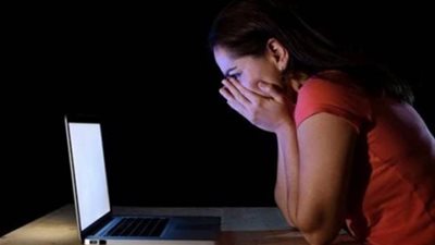 الحبس عامين لمصمم مواقع ابتز فتاة بصور عارية