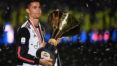 رونالدو يرفع كأس الدوري الإيطالي