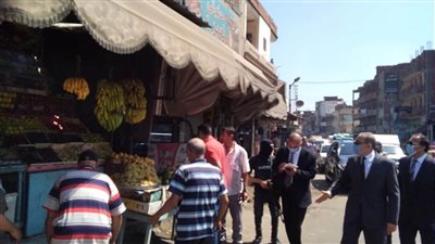 نور الدين يضبط شيش ويغلق محال تجارية بقرى كفر الشيخ