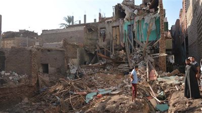 نائب محافظ المنيا يتفقد موقع انهيار جزئي لمنزل بقرية طهنشا