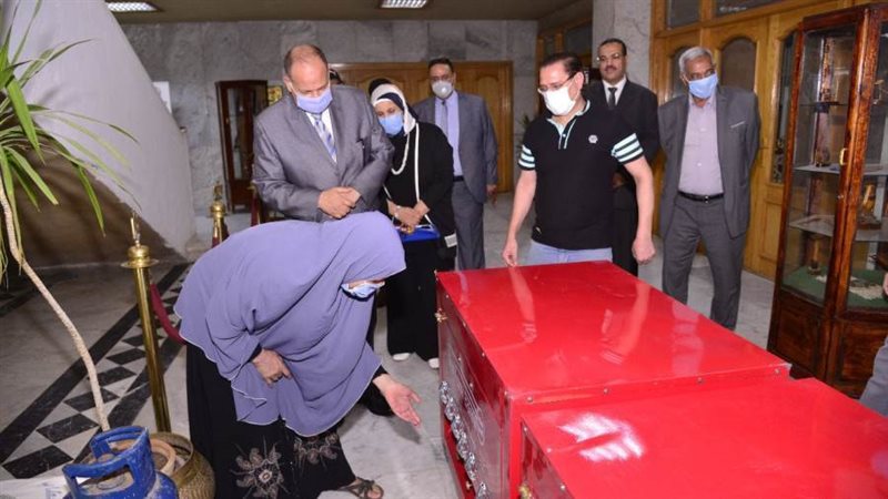 محافظ أسيوط يوزع