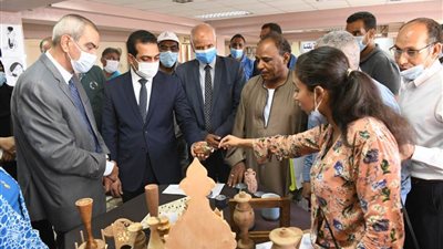 محافظة قنا: نولي اهتماما كبيرا للارتقاء بالصناعات اليدوية