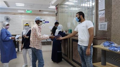الرعاية الصحية توزع هدايا تذكارية لمرور عام على إطلاق التأمين الصحي الشامل ببورسعيد