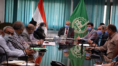 محافظ القليوبية يناقش توسعة وتطوير شارع 