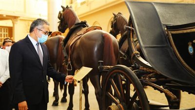 العنانى يتفقد متحف المركبات 