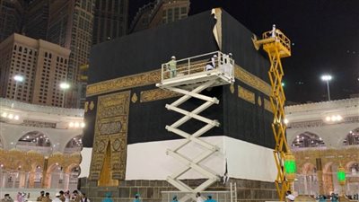 استبدال كسوة الكعبة المشرفة (صور)