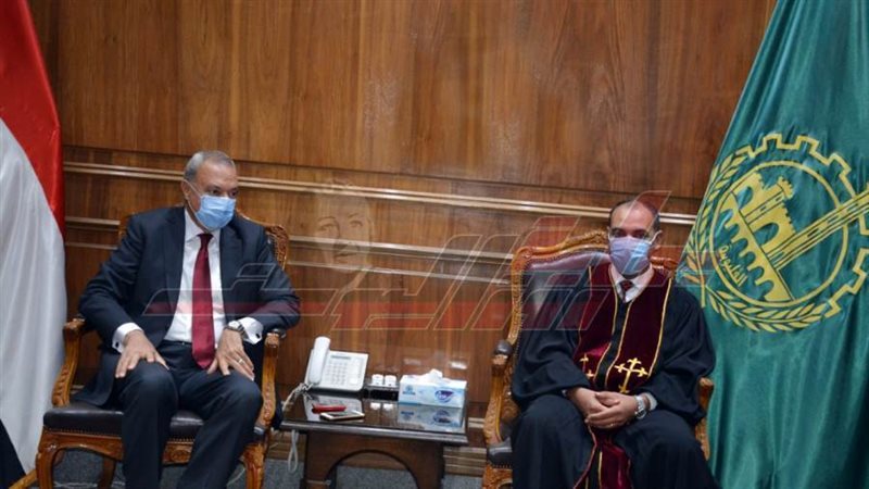 أثناء تقديم التهنئة