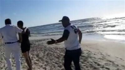 أسرة تعتدي على اثنين من الموظفين بخشبة أثناء إخلاء الشواطئ